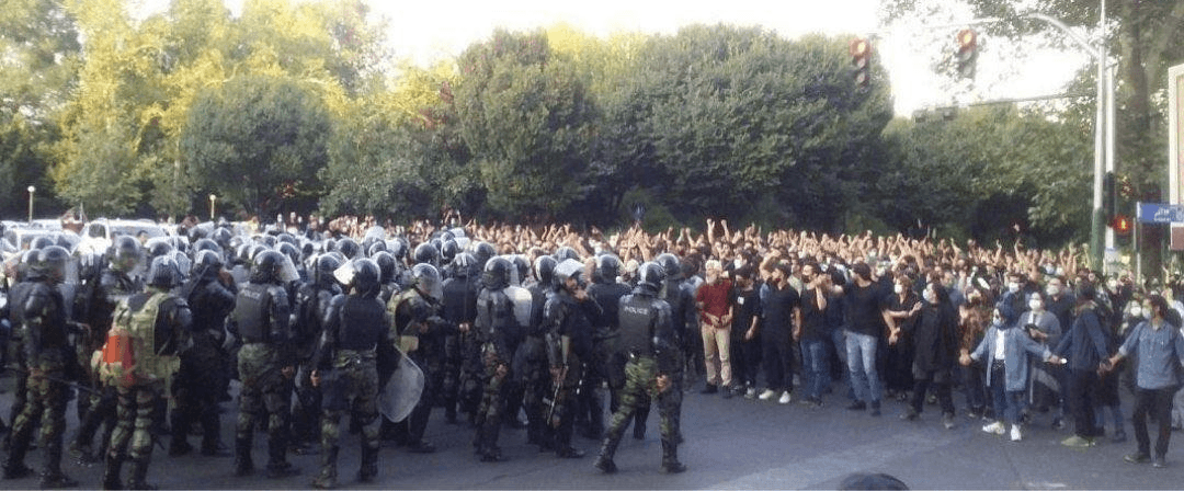 Eine Gruppe von Demonstrierenden und der Polizei stehen sich gegenüber